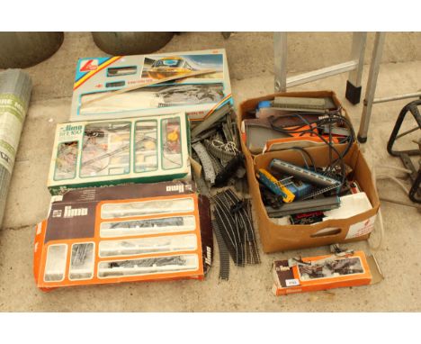 AN ASSORTMENT OF LIMA HO SCALE MODEL TRAIN ITEMS TO INCLUDE TRACK, TRAINS AND BUILDINGS ETC