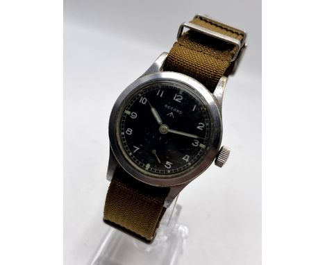 A GENTLEMAN;S RECORD WW2 "DIRTY DOZEN" MILITARY ISSUE WRIST WATCH WITH BROAD ARROW TO DIAL AND BACK PLATE WITH WWW. 35 MM DIA