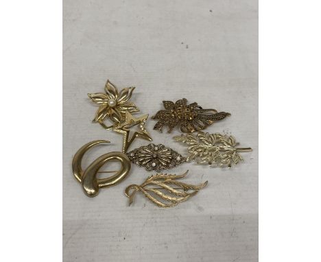 SEVEN VINTAGE GOLD TONE BROOCHES