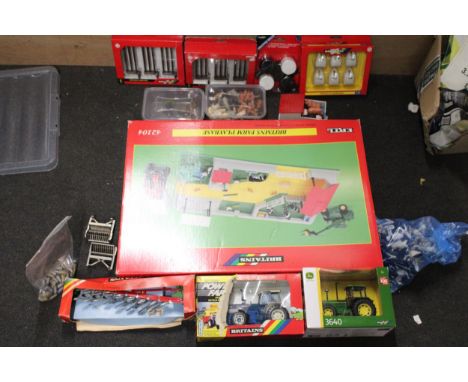 A LARGE COLLECTION OF BRITAINS 1:32 SCALE FARM MODELS TO INCLUDE A FARM PLAYBASE, A JOHN DEERE 3640 TRACTOR, A MOTORISED FORD