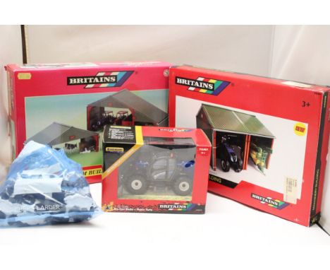 A COLLECTION OF BRITAINS 1:32 SCALE MODELS TO INCLUDE A FARM BUILDINGS SET, A MACHINERY BUILDING, A NEW HOLLAND iM7.42 TELEHA