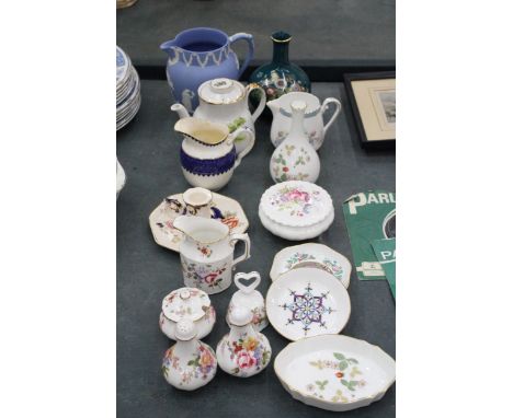 A QUANTITY OF COLLECTABLES TO INCLUDE A WEDGEWOOD JUG, ROYAL CROWN DENBY SALT AND PEPPER POTS, MASONS "MANDALAY" CANDLE STICK