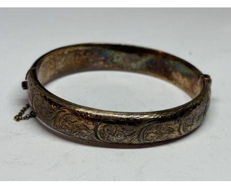 A HALLMARKED CHESTER SILVER BANGLE WITH SAFETY CHAIN
