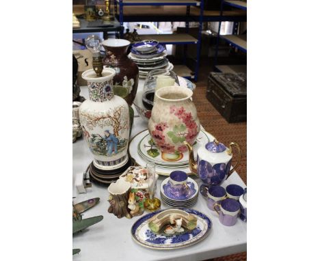 A MIXED LOT OF COLLECTABLES TO INCLUDE A BEWLEY VASE, MASON'S TRINKET POT, VINTAGE SYLVAC, BOOTH'S REAL OLD WILLOW SNACK PLAT