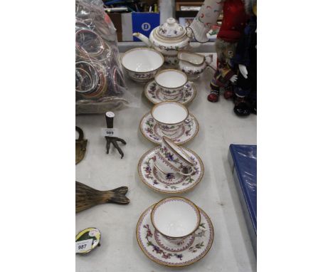 A VINTAGE ROYAL WORCESTER TEASET TO INCLUDE A TEAPOT, SUGAR BOWL, CREAM JUG, CUPS AND SAUCERS
