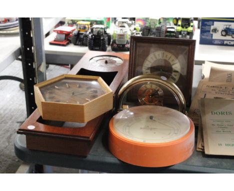 FOUR CLOCKS TO INCLUDE A WALL CLOCK AND THREE MANTLE CLOCKS PLUS A VINTAGE 'APPLEBY' WALL MOUNTED BAROMETER