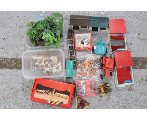 A QUANTITY OF VINTAGE BRITAINS SMALL FARMYARD MODELS AND ACCESSORIES TO INCLUDE BUILDINGS, A MASSEY FERGUSON TRACTOR, TREES, 