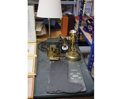 A MIXED LOT TO INCLUDE A TABLE LAMP, SPOT LIGHTS, A VINTAGE TIN, CHALK BOARDS, ETC