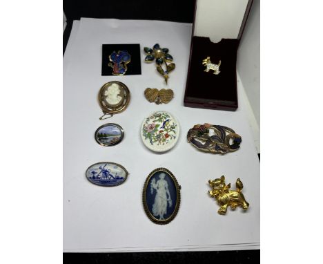 ELEVEN VARIOUS BROOCHES TO INCLUDE CLOISONNE, WEDGWOOD, DELPH, AYNSLEY, ENAMEL ETC