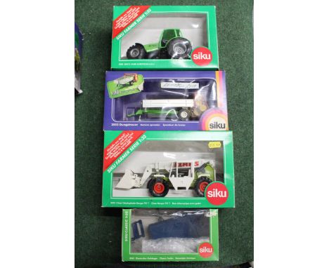 FOUR SIKU 1:32 SCALE FARM MODELS TO INCLUDE A CLAAS RANGER 911 T, A MANURE SPREADER, A CLASSIC TRAILER AND A DEUTZ-FAHR AGROT