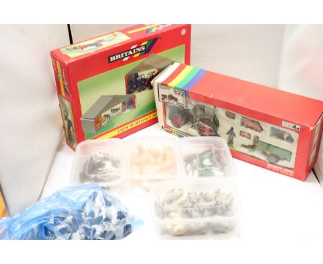 A QUANTITY OF BRITAINS 1:32 SCALE FARM MODELS TO INCLUDE A FARM BUILDINGS SET, A VINTAGE 9611 FENDT 615 LSA TRACTOR, TIPPING 