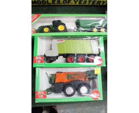 THREE SIKU 1:32 SCALE FARM MODELS TO INCLUDE A JOHN DEERE TRACTOR WITH FRONT LOADER AND TRAILER, A CLAAS 9500 CARGOS AND A CR