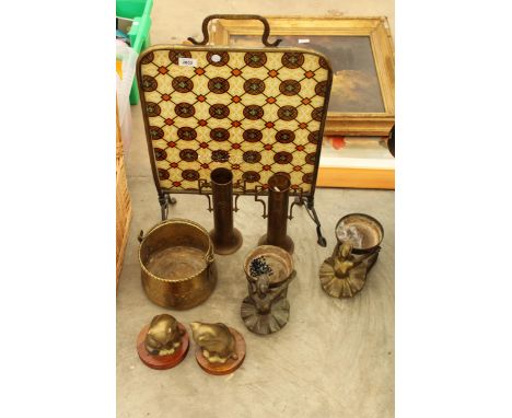 AN ASSORTMENT OF BRASS ITEMS TO INCLUDE A FIRE SCREEN, TWO CATS ON WOODEN BASES AND A PAIR OF DECORATIVE PLANTERS ETC