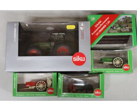 FIVE SIKU 1:32 SCALE FARM MODELS TO INCLUDE A FENDT 926 TRACTOR, LOGS, A ONE-AXLED TRAILER, A DUMP RAKE AND A FERTILIZER SPRE