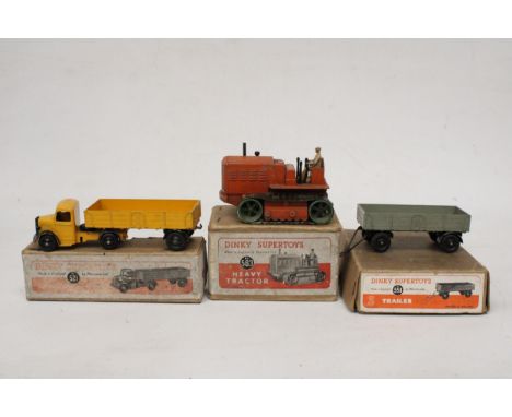 THREE VINTAGE DINKY TOYS TO INCLUDE A (563) HEAVY TRACTOR, A (521) BEDFORD ARTICULATED LORRY AND A (551) TRAILER
