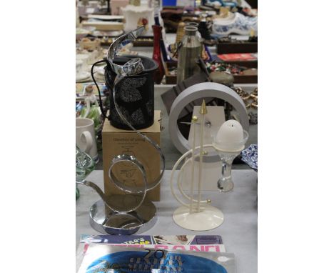 FOUR MODERN PIECES OF HOME DECOR TO INCLUDE A CHROME EFFECT SCULPTURE, AN ELECTRIC WAX MELT, A MANTLE CLOCK AND A CANDLE HOLD