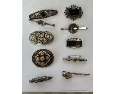 TEN VARIOUS VINTAGE BROOCHES