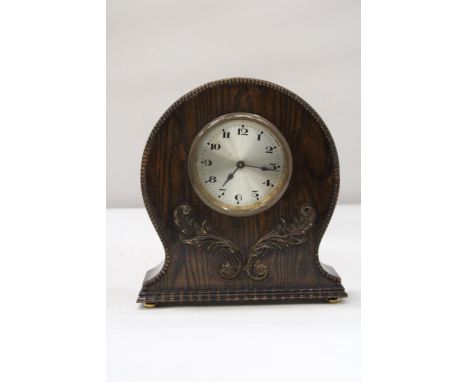 AN ART DECO EIGHT DAY WOODEN MANTLE CLOCK