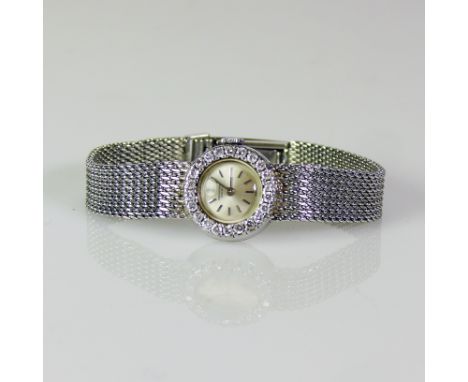 IWC-Damenarmbanduhrin 18ct WG-Gehäuse mit Brillantkranz (24 Brill.); an feinem Gliederarmband in 18ct WG; Handaufzug; Werk üb