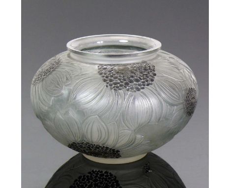 Jugendstilvase LALIQUE (1.H.20.Jh.)gequetschte Kugelform; auf hellgrauem geschliffener Blütendekor tlw. dunkel abgesetzt; auf