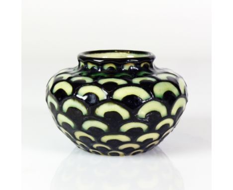 Max Laeuger-Vase (1921 -1925)Schuppendekor; Schlickermalerei; H: 6,8 cm; Bodenunterseite gemarkt: Karlsruher Majolika Nr. 189