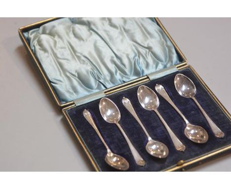 A set of six Sheffield silver coffee spoons, Sheffield 1902, complete with original fitted case, £20-25