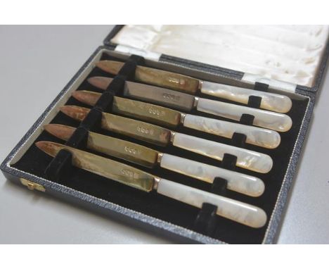 A set of six Sheffield silver bladed mother of pearl handled fruit knives, complete with original fitted case, Sheffield 1968
