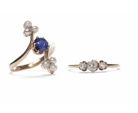 EDWARDIAN SAPPHIRE AND PEARL DRESS RINGset with a central round sapphire 5.4mm diameter flanked by two groups of three split 