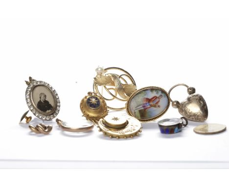 GROUP OF VICTORIAN AND LATER BROOCHESincluding an oval ceramic brooch and a diamond set crescent brooch (10)