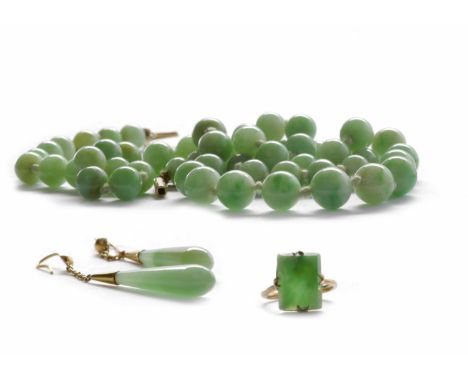 CERTIFICATED EARLY TWENTIETH CENTURY NATURAL UNTREATED JADEITE JADE BEAD NECKLACEformed by graduated beads, the largest bead 