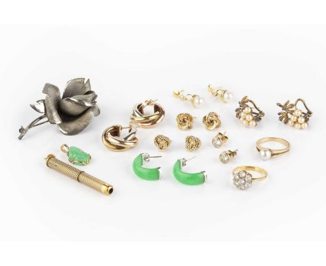 A collection of jewellery, to include a 9ct gold mounted tooth pick, a pair of 9ct three colour gold ear hoops, a pair of cul