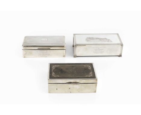A George V silver rectangular castle top cigarette box, the top engraved with a view of Edinburgh Castle, within engine turne