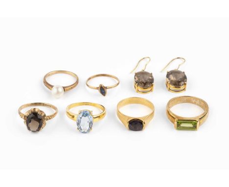 A collection of jewellery, comprising a cultured pearl single stone ring, 9ct gold mounted, a peridot single stone ring, 9ct 