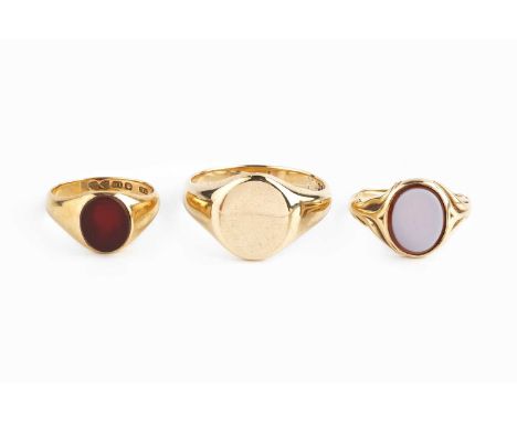Three signet rings, comprising an 18ct gold and carnelian signet ring, hallmarked for Chester 1914, a similar signet ring, wi