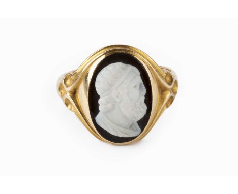 A mid-Victorian hardstone cameo ring, the oval cameo carved to depict a classical male portrait profile, 18ct gold mounted, h