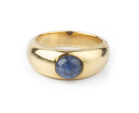 A sapphire single stone ring, the tapered mount inset with an oval cabochon sapphire, stamped '750', ring size O½The sapphire