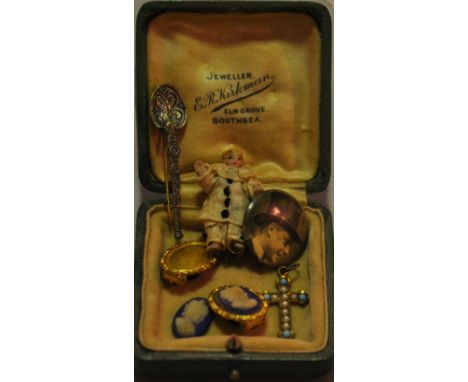 A miniature Peirrot doll brooch the head and arms of bisque, together with a small quantity of sundry small items, (qty).