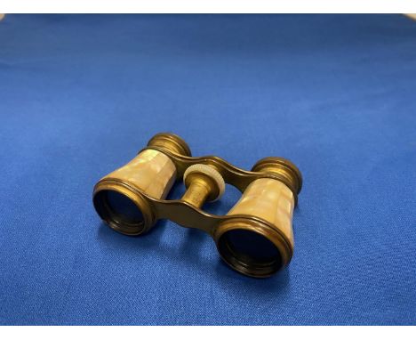 A VINTAGE PAIR OF IRIS PARIS OPERA GLASSES WITH MOTHER OF PEARL DECORATION 