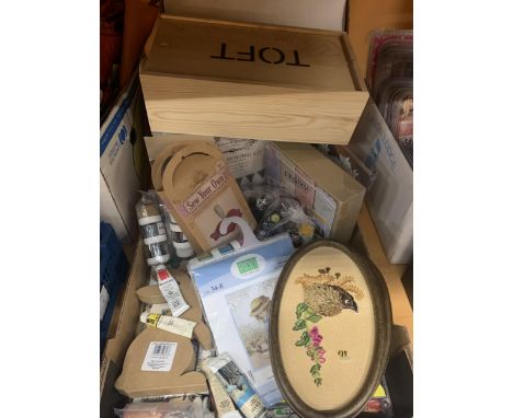 AN ASSORTMENT OF DIY CRAFTING KITS AND ACCESSORIES TO INCLUDE CROSS STITCH KITS, A FELT ORNAMENT KIT, VINTAGE LOOK CHALK PAIN