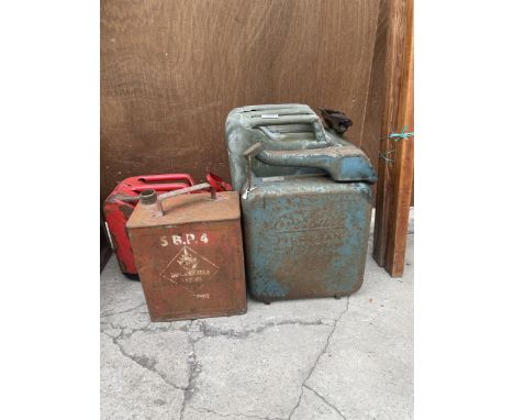 A VINTAGE JERRY CAN, AN EVERSURE FUEL CAN, A VINTAGE FIUEL CAN AND A FURTHER JERRY CAN 