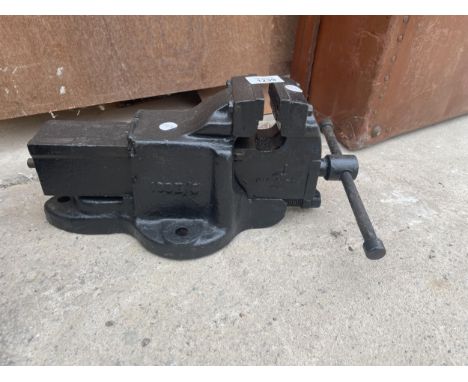 A LARGE VINTAGE WORK BENCH VICE 
