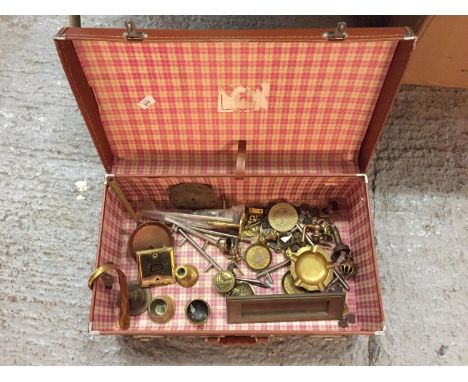 A VINTAGE SUITCASE CONTAINING A MIXTURE TO INCLUDE SOME BRASS ITEMS {BRASS LETTERBOX } 