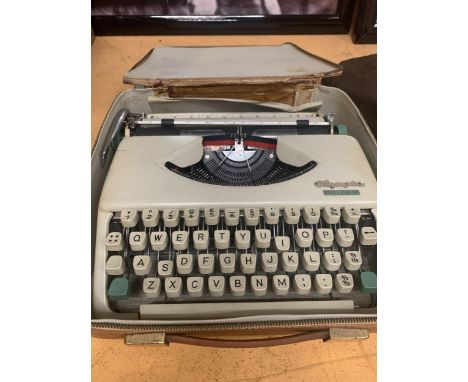 A CASED VINTAGE OLYMPIA SPLENDID 33 TYPE WRITER 