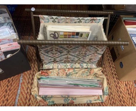 A WOODEN AND FABRIC KNITTING BASKET WITH A LARGE ASSORTMENT OF KNITTING NEEDLES AND A 'COMPLETE GUIDE TO SEWING' BOOK 