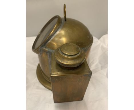 AN EARLY 20TH CENTURY BRASS SHIPS BINNACLE GIMBALED COMPASS WITH SIDE MOUNTED NIGHT LIGHT, HEIGHT 21CM 