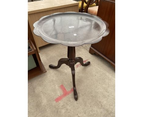 A GEORGIAN STYLE DISHED TOP TRIPOD TABLE, 22" DIAMETER 