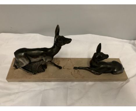 A PAIR OF ART DECO BRONZE STAGS ON A MARBLE BASE, 16CM HEIGHT X 35CM LENGTH 