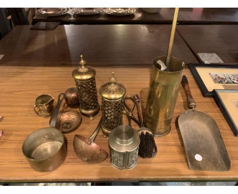A COLLECTION OF BRASS WARE TO INCLUDE A TRENCH SHELL, DECORATIVE LANTERNS, PAN, LADLE ETC 