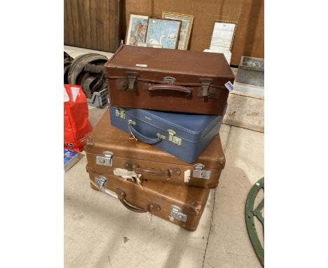 AN ASSORTMENT OF VARIOUS SIZED VINTAGE TRAVEL CASES 