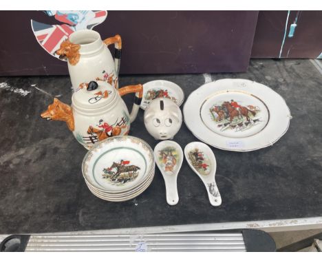 AN ASSORTMENT OF HUNTING RELAYED CERAMIC WARE TO INCLUDE A TEAPOT, MILK JUG AND MONEY BOX ETC 